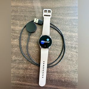 Samsung Galaxy Watch 4 Smartwatch with Charger